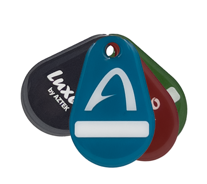 Badge bleu en premier plan avec des badges noir, rouge et vert juste derrière en forme d’éventail, ils arborent le logo de la société Aztek
